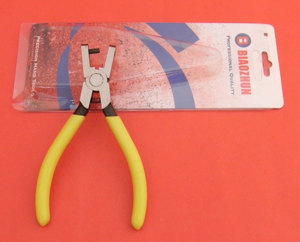 PLIER FOR PUNCHING SQUARE HOLES