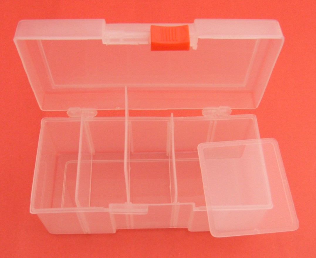PLASTIC BOX WITH 4 MOVEABLE SEPARATORS